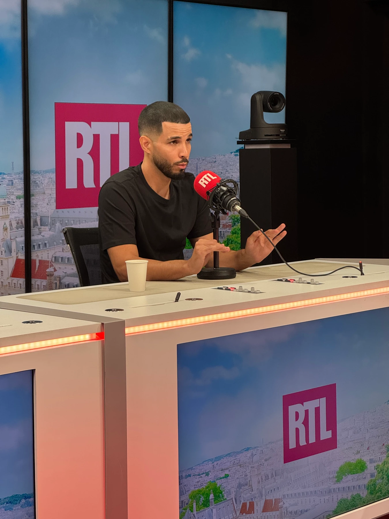 Oualid Daoudi au micro de RTL pendant l’enregistrement de Symptômes