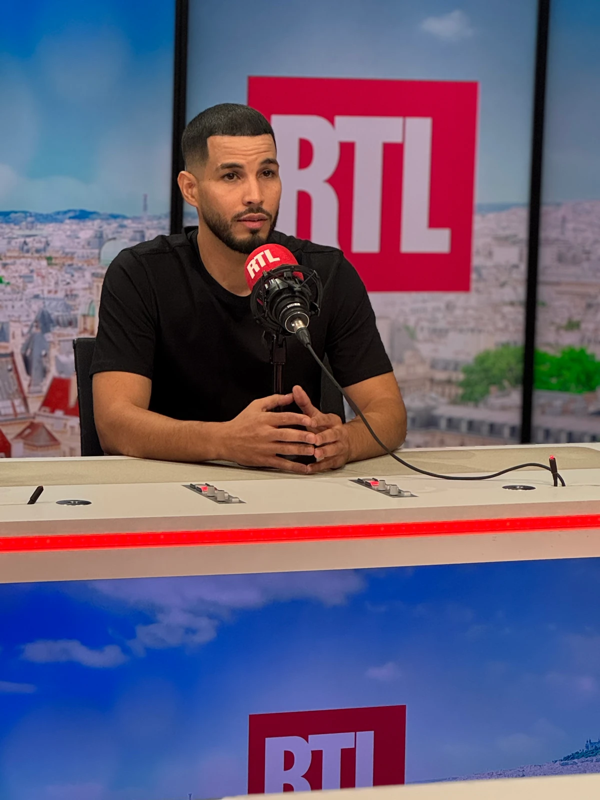 Oualid Daoudi au micro dans le studio RTL